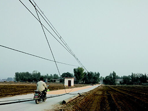 線纜亂搭 線桿立在農田邊影響農田使用 線纜亂搭 線桿立在農田邊影響農田使用